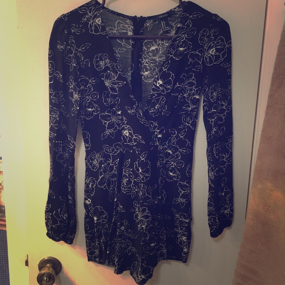 Black flower short jumper.